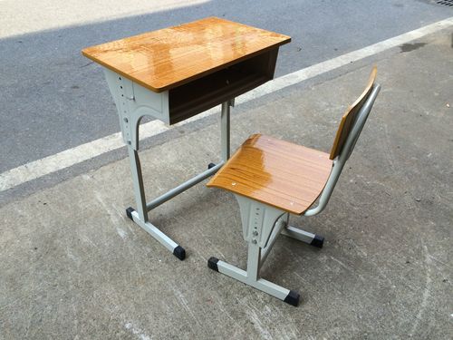 高端弧形学生课桌椅高品质出口单注塑包边加厚中空吹塑精品课桌椅